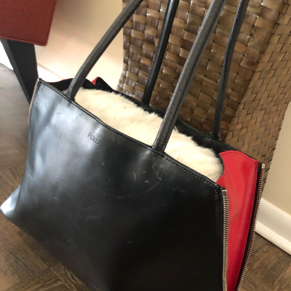 FURLA LEATHER BAG with side expansion zippers